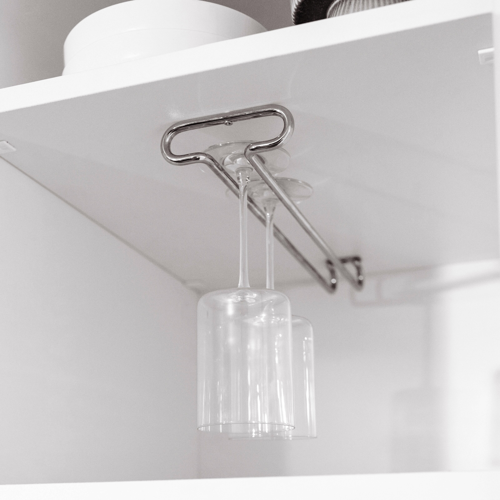 Hoogwaardige wijnglashouder, gemaakt van staal, oppervlak: verchroomd, 280 mm (11-1/32"), 8930011. Praktische glazendrager voor wijnglazen, champagneglazen, cocktailglazen, cognacglazen, bekers en nog veel meer, van EMUCA - Afbeelding 2